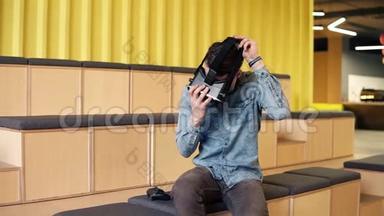有魅力的年轻人戴上VR头套。 玩VR电子游戏.. 休闲时间。